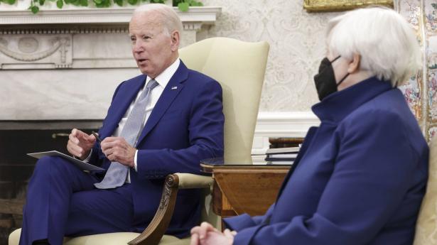 Janet Yellen med mundbind på til et møde om inflation med USA’s præsident, Joe Biden, og Fed-chef Jerome Powell: Arkivfoto: Kevin Dietsch/AFP/Ritzau Scanpix