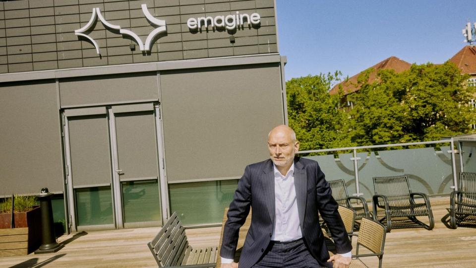 Ifølge Simon Svarrer, dansk landechef for it-konsulenthuset Emagine, kan europæiske virksomheder og myndigheder med fordel overveje, om de på sigt vil have amerikansk teknologi til at drive deres systemer.