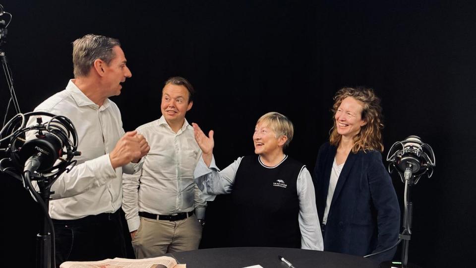Hverken Jesper Langmack (t.v.), chef for Polaris Flexible Capital, eller Nina Movin (nr. 3 fra v.), adm. direktør i Otto Mønsteds Fond, ejer Genmab, men kalder den spædende i Børsen Investor podcast, hvor investorredaktør Simon Kirketerp og vært Gro Høyer Thielst bl.a. også taler om børsnoteringen af Anthropic.
