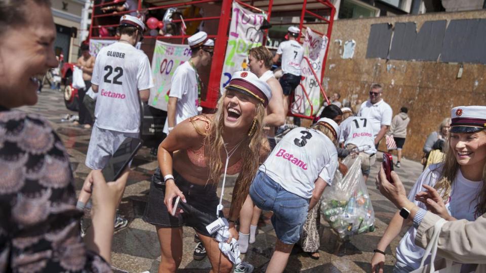 Studenterkørsel ved Storkespringvandet i København i slutningen af juni.