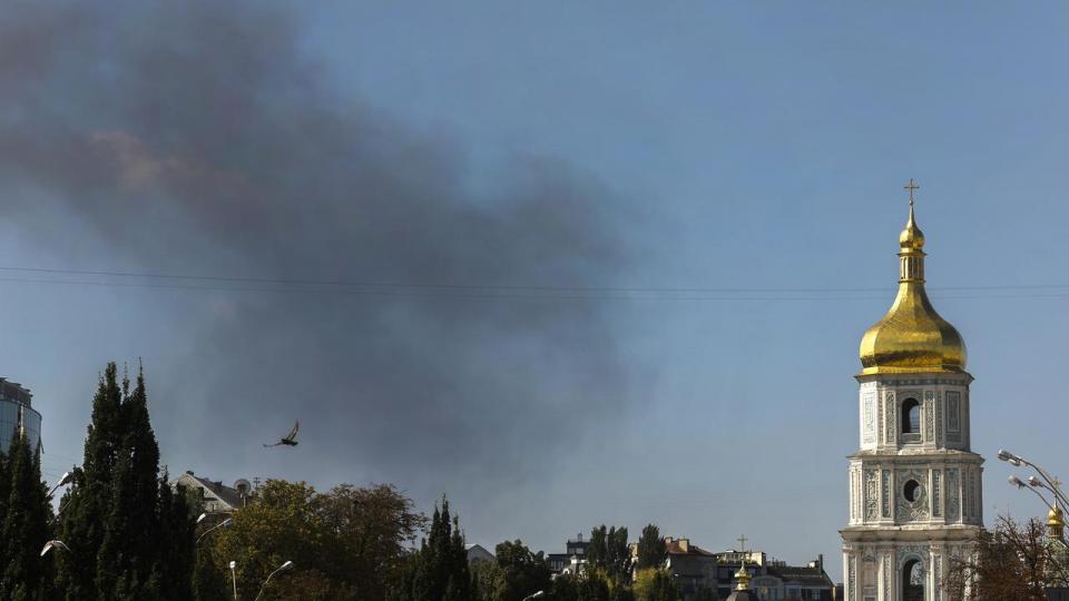 Ved St. Sophias Katedral i Kyiv kan der fredag eftermiddag ses sort røg på himlen. Ukraines præsident oplyser, at der har været et russisk droneangreb mod Ukraines sikkerhedstjeneste SBU's hovedkontor. 