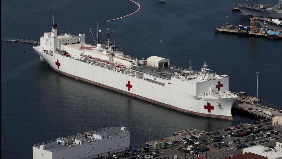 Trump skrev i opslag på Truth Social, at et hospitalsskib skal til Grønland, med et AI-foto af USNS “Mercy”.