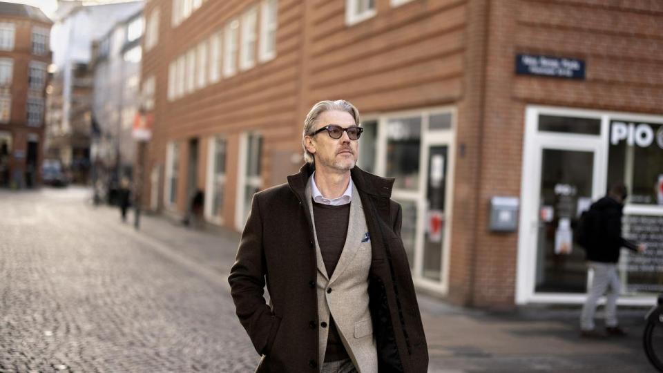 John Goltermann Lassen på slentretur i København. Trods hans rolle som mangeårig topleder i en af Japans mest værdifulde børskoncerner vil ingen genkende hverken hans navn eller ansigt i Danmark. Og netværket af danske topchefer på global udebane er stort set usynligt, når det handler om bestyrelsesrekruttering til danske selskaber, mener han.