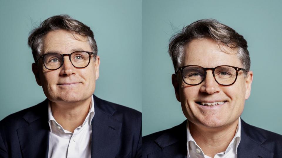 På Brian Mikkelsens kontor står en gylden blomst og smiler. Det er optimistprisen, som hvert år hylder landets mest positive mennesker. Og hvem mon vandt den sidste år?