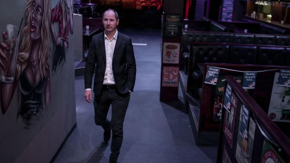 Peder Blak, stifter og tidl. adm. direktør for Old Irish Pub, kalder det et tyveri, at han og broderen er tvunget ud af selskabets ejerkreds af hollandsk kapitalfond