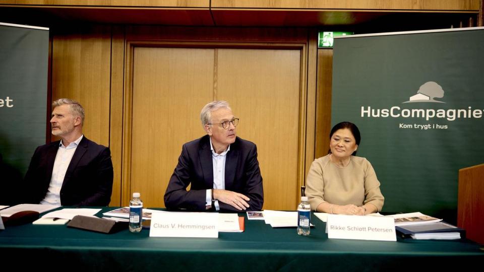 2026 blev den sidste generalforsamling med Claus V. Hemmingsen (midten) som forperson i Huscompagniet. Han har været forperson siden 2020 og var med til at børsnotere selskabet. Til venstre i billedet er det adm. direktør Martin Ravn-Nielsen, til højre Rikke Schøtt Petersen, dirigent og advokat hos Gorrissen Federspiel.