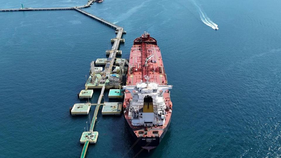 Equinor er foruden sin allerede eksisterende olieproduktion i Brasilien både ved at bygge to nye oliefelter og har købt sig tilladelse til at begynde at lede efter yderligere olie- og gasforekomster over tusind meter under havets overflade.