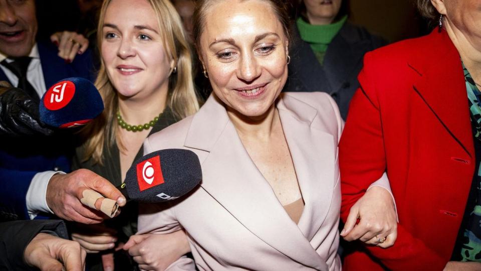 Arm i arm i arm ankom Line Barfod (Ø), Sisse Marie Welling (F) og Karoline Lindgaard (Å) til Københavns Rådhus på valgaftenen