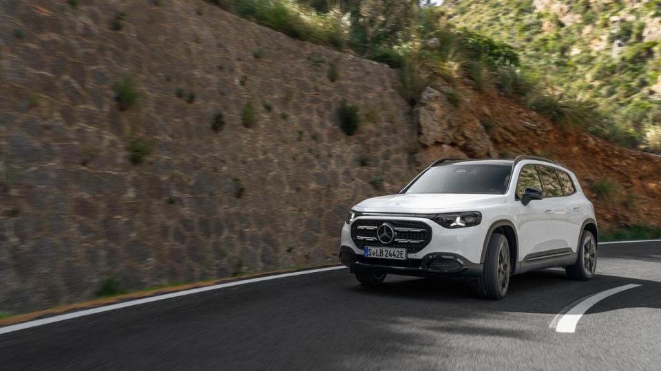 Testbilen er en GLB 250+ lakeret i standardfarven Polar White. Teknik og 800V-platform er lånt hos den roste Mercedes CLA elbil.