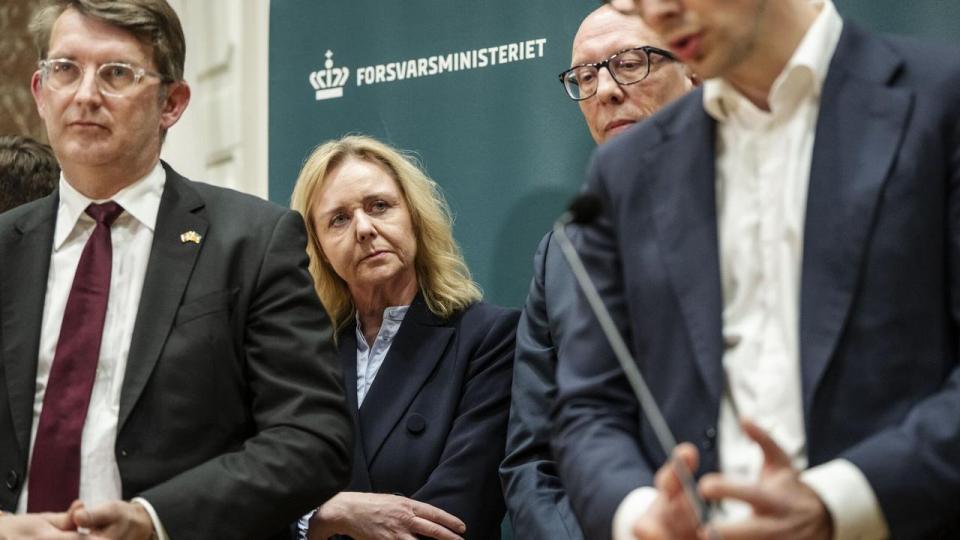 Blå blok mister vælgere til Socialdemokratiet og Moderaterne midt i den geopolitiske krise, hvor Danmark og Grønland har fået en central rolle. 