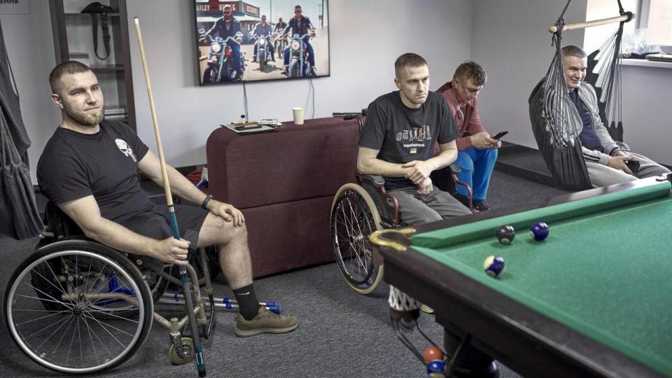 Frygten for at blive indkaldt til hæren får flere unge mænd til at rejse ud af Ukraine. Billedet viser soldater på Superhuman Center i Lviv, der er et center for invaliderede soldater.