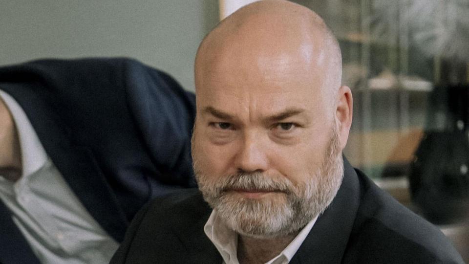 Anders Holch Povlsen, lensgreve Bendt Wedell og landbrugsindustrimanden Henrik Hougaard er store aktionærer i landbrugsselskabet First Farms, som nedjusterer sine forventninger.