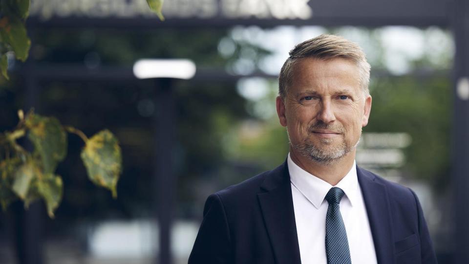 Sigurd Bohlbro Simmelsgaard er adm. direktør i Djurslands Bank, der nu opjusterer sine forventninger for året