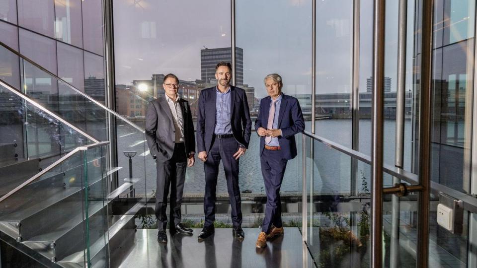 De tre pensionsselskaber Pensiondanmark, AP Pension og Akademikerpension har rejst en ny forsvarsfond. De tre topchefer – Bo Normann Rasmussen fra AP Pension (t.v.), Peter Stensgaard Mørch fra Pensiondanmark (i midten) og Jens Munch Holst fra Akademikerpension (t.h.) – præsenterer fonden sammen.