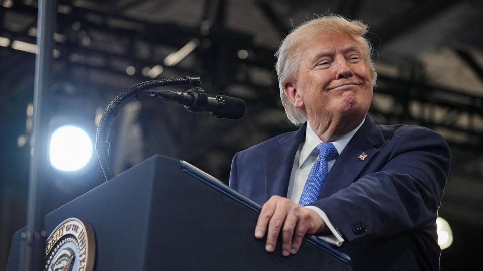 Donald Trump har svoret, at han vil ramme Irans økonomi endnu hårdere.