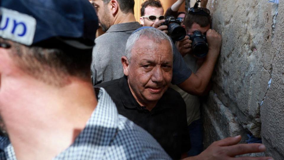 Lederen af det kun et år gamle parti Yashar er Israels forhenværende hærchef Gadi Eisenkot. Her beder han ved Grædemuren i Jerusalem inden valget tirsdag den 27. oktober. 