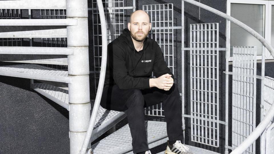 Medstifter og topchef i betalingsvirksomheden Flatpay, Sander Janca-Jensen, står efter godt fire og et halvt år i aktion i spidsen for 2500 ansatte i syv europæiske lande og har mere end 100.000 kunder i alt.