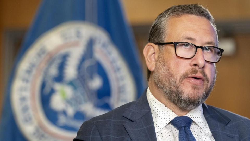 USA's statsborgerskabs- og immigrationskontor (USCIS) skriver på X, at sikkerheden i USA er myndighedens eneste fokus. På billedet ses Joseph Edlow, som er direktør for USCIS, udtale sig til pressen i september. 