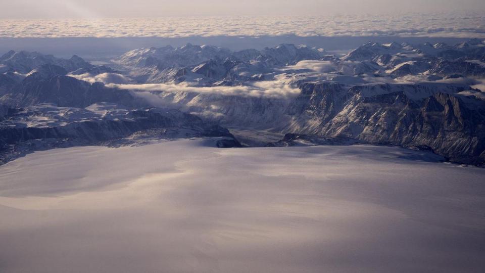 Selskaber har forhåbninger om at kunne bore efter olie på Grønland. Projektet kan dog ikke gennemføres denne vinter, vurderer Grønlands regering. 
