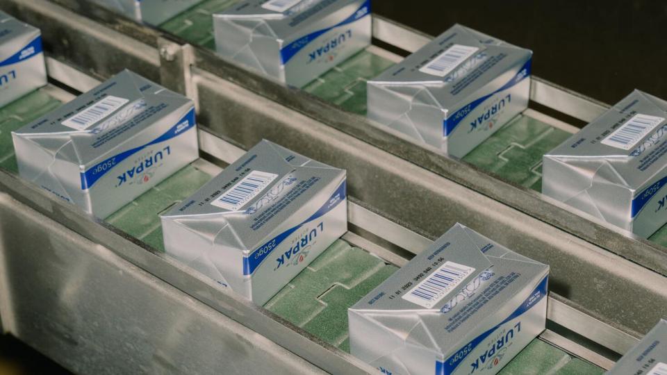 Den globale mælkeproduktion er stigende, mens efterspørgslen er stabil – det giver et fald i betalingerne til landmændene. 