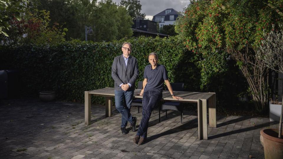 Henrik Taudorf Lorensen (briller) og Tue Mantoni har lavet en webapp, der skal hjælpe bestyrelsesmedlemmer i brugen af AI.