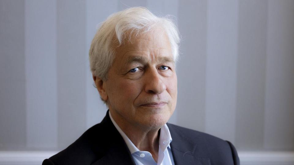 Når Jamie Dimon siger noget, så lytter hele den finansielle verden. For han er topchef i USA’s største bank. 