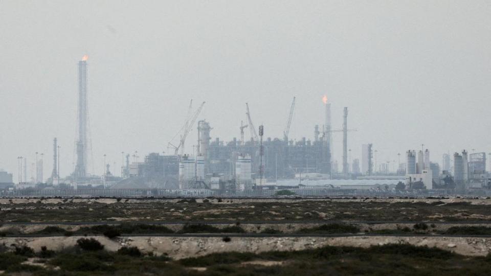 Krigen i Iran har skiftet karakter og rammer nu produktionsfaciliteter. Det rammer energipriserne og økonomierne.
