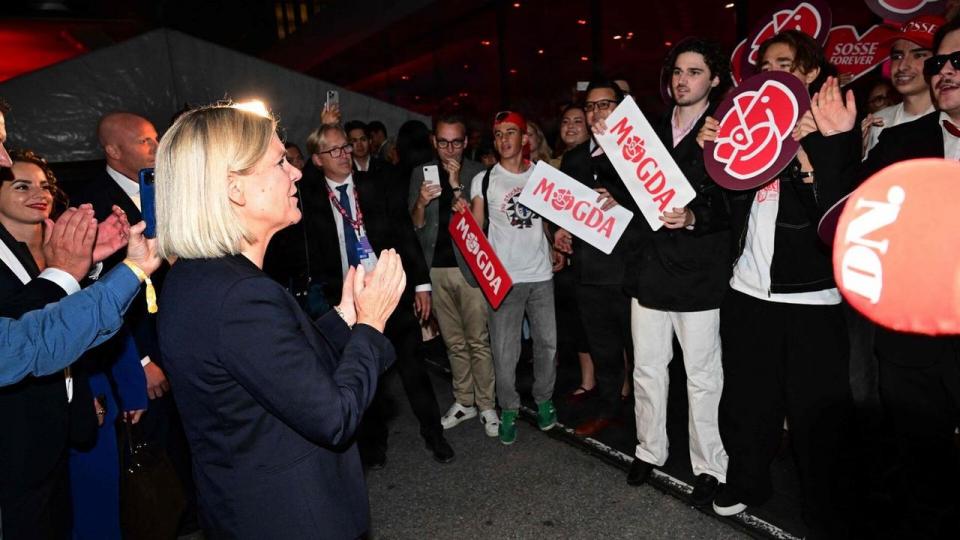 Den socialdemokratiske leder Magdalena Andersson ankom til en valgfest med jublende fans søndag aften. 