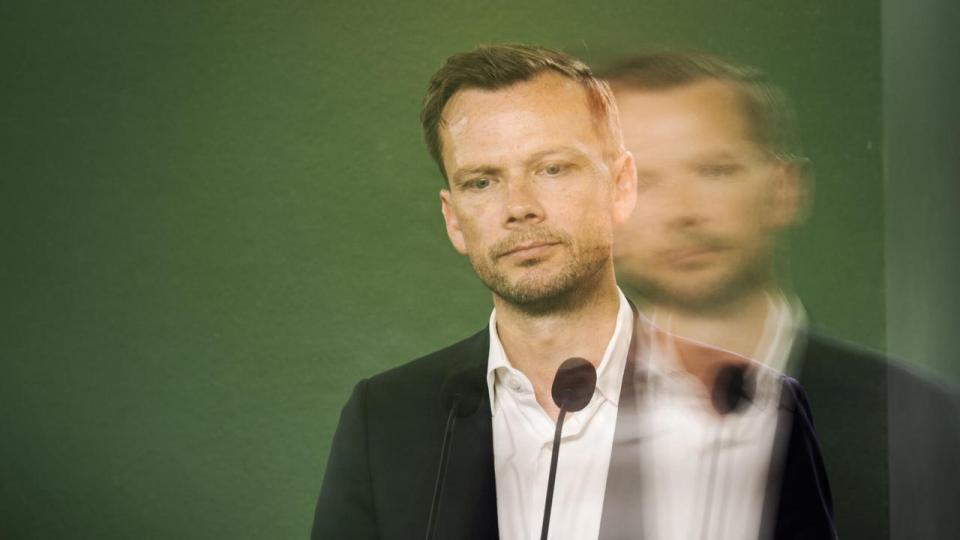 Finansminister Peter Hummelgaard (S) ved præsentation af finanslovsforslaget for 2027 med skattelettelser for 10,1 mia. kr., men der er en skyggeside. Nettolettelsen ender på 2,3 mia. kr., mener Cepos.