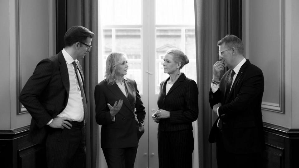 Fire blå partiledere har lagt an til konfrontation med regeringen om skattelettelser. Men de åbnede samtidig for et alternativt forhandlingsspor for regeringen.
