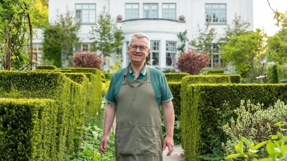 Claus Dalby drev i mange år forlaget Klematis med især hobby- og havebøger. I dag driver han webshop med varer til hus og have.