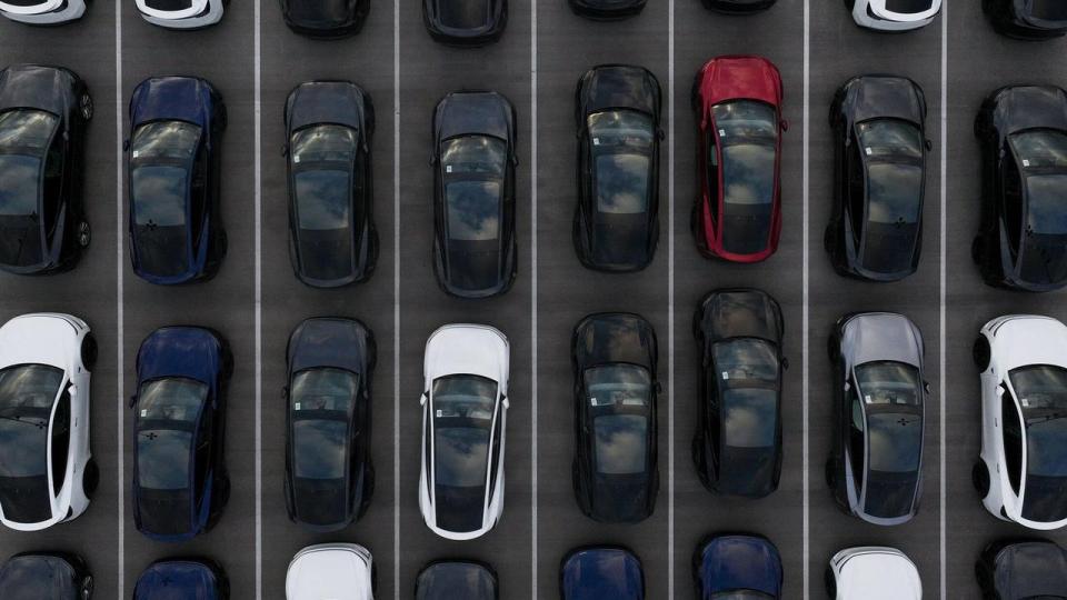 Omtrent hver femte personbil på de danske veje er elbiler. Brancheorganisation forventer, at det i 2027 vil stige til omkring hver tredje.