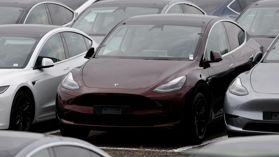 De foreløbige tal, som Tesla har offentliggjort forud for aftenens regnskab, viser, at Tesla igen sælger mange biler – endda flere end forventet, understreger Oskar Barner Bernhardtsen, investeringsstrateg hos Saxo Bank.