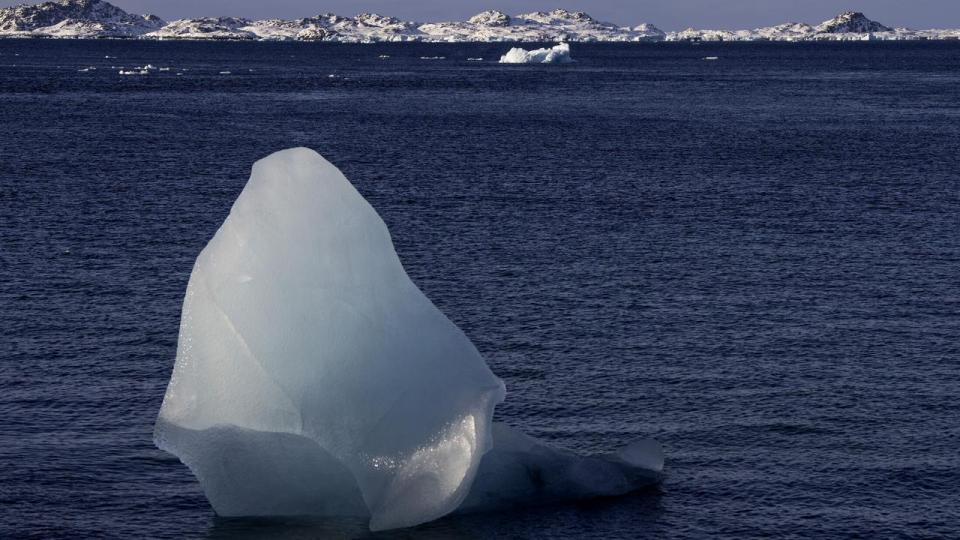 Havstrømmene aftager, fordi lufttemperaturerne hurtigt stiger i Arktis på grund af global opvarmning. På billedet ses havet fra Nuuk i Grønland tidligere i år.