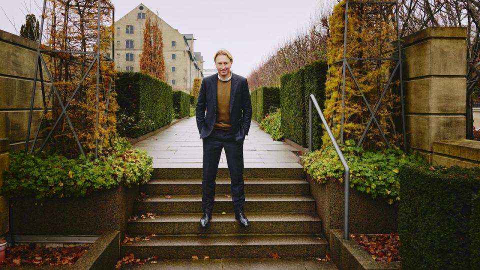 Mark Andersen har de seneste 20 år arbejdet for den internationale storbank UBS. Her styrer han bankens investeringer for nogle af verdens mest velhavende mennesker. Her deler han, hvordan han navigerer i en verden, hvor flere faktorer sætter aftryk på de finansielle markeder. 
