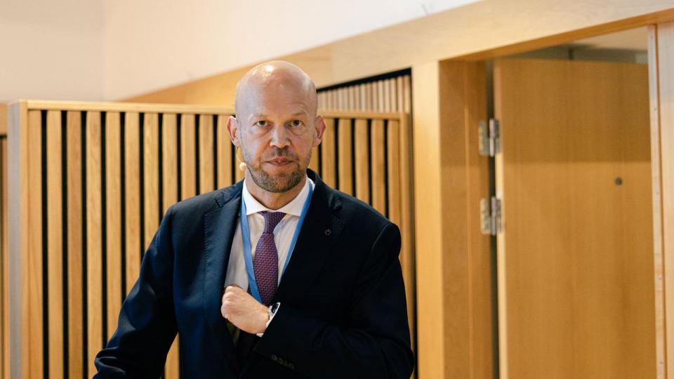For snart et år siden overtog Rasmus Errboe rollen som topchef hos Ørsted. Siden har han stået i spidsen for en gigantisk redningsplan i form af en kapitaludvidelse på 60 mia. kr. og flere juridiske kampe mod myndighederne i USA.