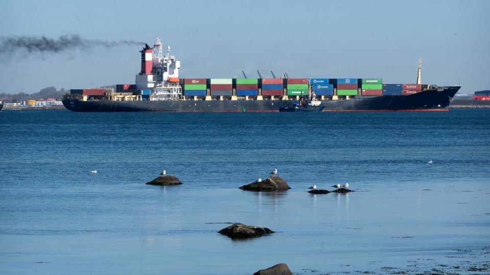 Det iranske containerskib “Nora” blev ført ind til Kalundborg Havn 18. marts i år. Regningen lyder på 8,7 mio. kroner plus moms for opholdet.