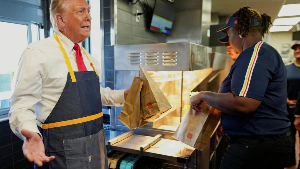 Det vides ikke, om der er kyllingeburgere i posen, som Donald Trump her står med i forbindelse med valgkampen forrige år. Men han har sagt, at alle kan finde noget på McDonald’s menu, de elsker.