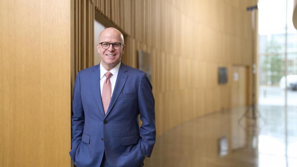 John F. Kuckelman, der er global juridisk direktør hos Novo Nordisk, forventer, at det vil tage et til to år, før patentsagen mod Hims & Hers er endeligt afsluttet. 