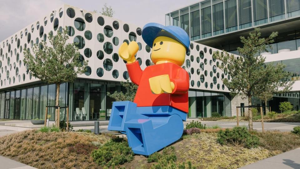 Lego har hovedsæde i Billund, hvor omtrent 6000 ansatte har deres gang fordelt på kontorer og fabrikker. Det svarer til en femtedel af virksomhedens ansatte. 