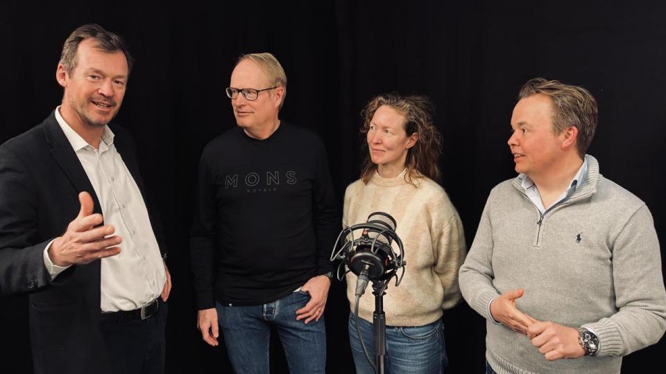 Adm. direktør i Mermaid Asset Management, Thomas Juul-Larsen (venstre), og privatinvestor Peter Bækgaard (nr. to fra venstre) diskuterer deres syn på Novo Nordisk sammen med journalist Gro Høyer Thielst og vært på podcasten “Børsen Investor” og investorredaktør Simon Kirketerp.