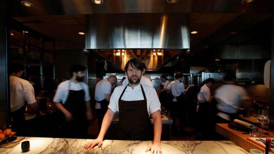 René Redzepi har været en stor del af fokuspunktet omkring restauranten Noma. Efter endnu en omgang af anklager om voldsomt arbejdsmiljø træder han nu tilbage.