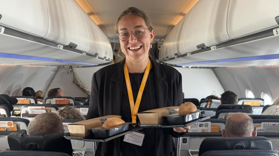 Cecilie Bidstrup er “forandringschef” i Sunclass Airlines, bedst kendt som Spies-koncernens eget flyselskab. Hun skal egentlig arbejde i kulissen, men har som mange andre ledere i selskabet taget sin tørn i kabinen.