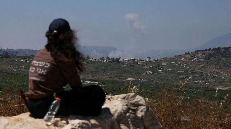 Fra den israelske side af grænsen til Libanon mod røgen, der stiger op efter nye israelske angreb mod Hizbollah. De kan spolere en kommende fredsaftale mellem USA og Iran.