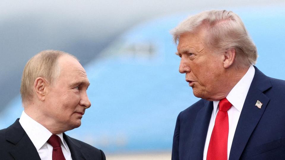 Donald Trump fortsætter sine tilnærmelser til Vladimir Putin, senest med forslag om et trilateralt topmøde mellem Trump, Putin og den kinesiske præsident Xi om Ukraine, vel at mærke uden Ukraine. 