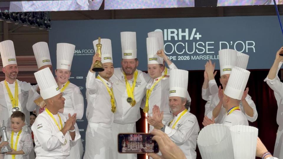 Kandidaten Christian Wellendorf løfter Bocuse d’Or Europe-guldpokalen. Til højre for ham Kenneth Toft-Hansen, tidligere guldvinder, og til højre for ham Wellendorfs assistent, Gustav Spurré. 