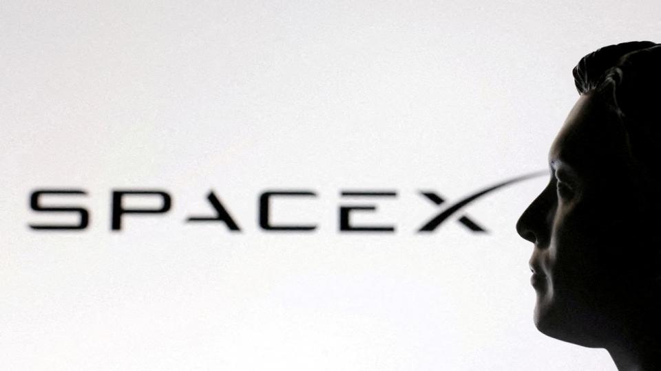 Elons Musks rumfartsvirksomhed skal bygge et satellitkommunikationsnetværk for det amerikanske militær.