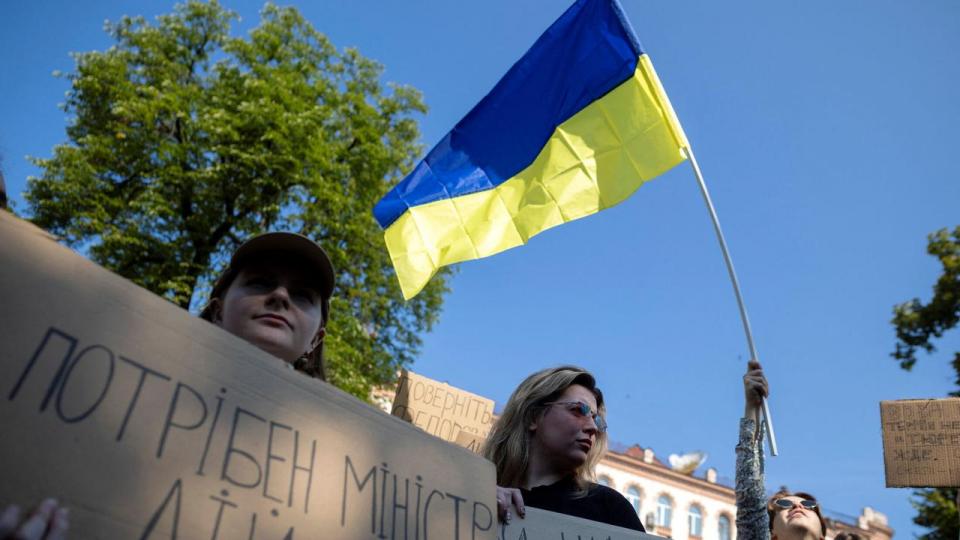 Det udløste demonstrationer i Kyiv, da Ukraines populære forsvarsminister, Mykhajlo Fedorov, blev fyret, uden at offentligheden fik en begrundelse. 