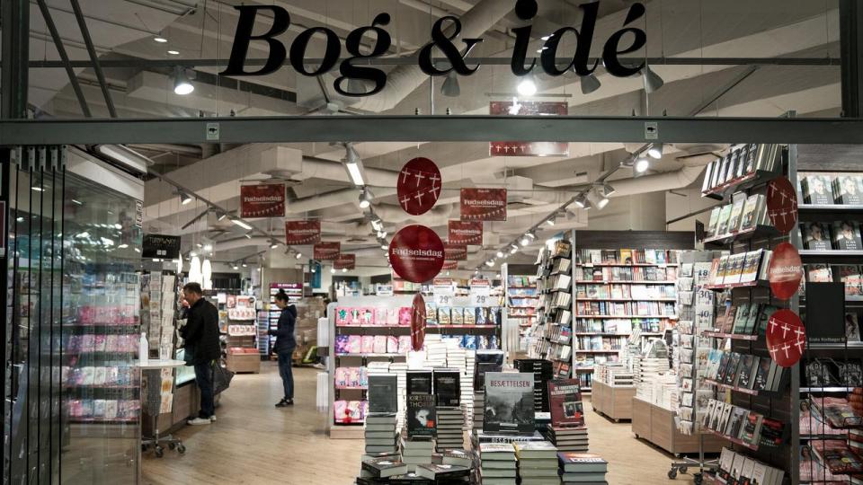 Bog & idé-kæden sælger tyggegummi fra to maskiner. Det betyder, at kædekontoret i Horsens betragtes som en fødevarevirksomhed. Fødevarestyrelsen afsætter 30 minutter til hvert besøg hvert andet år. Den samme tid afsættes til en stor dagligvareafdeling i et supermarked.