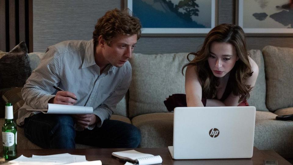 Efter at have set “The Social Reckoning” har man ikke lyst til at være på sociale medier. Her Mikey Madison som whistlebloweren, der udleverer Facebook, og Jeremy Allen White som journalisten, der skriver artiklerne i The Wall Street Journal.